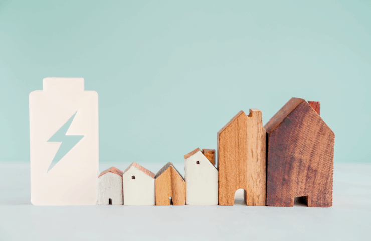 6 verschillende houten huisjes naast een witte batterij op blauw groene achtergrond.