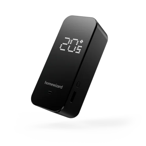 Schuin vooraanzicht van de HomeWizard Temperature Humidity Meter met temperatuur op het display